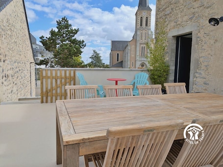 屋外ダイニングエリア. Modern cottage in Louverné, sleeps 6-8, pets allowed, parking