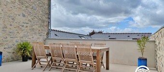 Modern cottage in Louverné, sleeps 6-8, pets allowed, parking