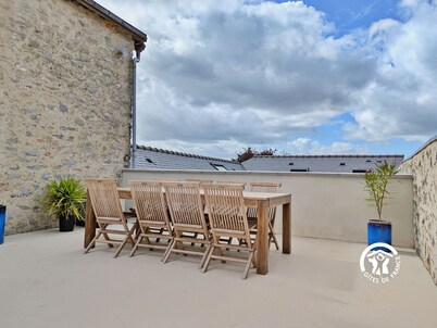 Modern cottage in Louverné, sleeps 6-8, pets allowed, parking