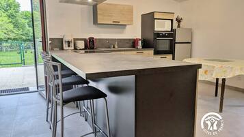 Een koelkast, een microgolfoven, een oven, een vaatwasser