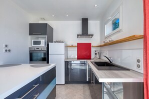 Frigorífico, microondas, horno y placa de cocina