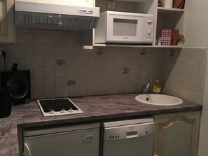 Fridge, stovetop, coffee/tea maker, toaster