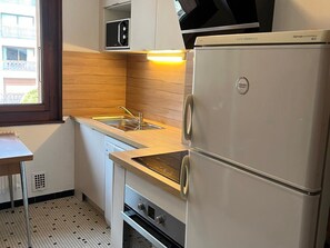 Réfrigérateur, four à micro-ondes, un four, lave-vaisselle