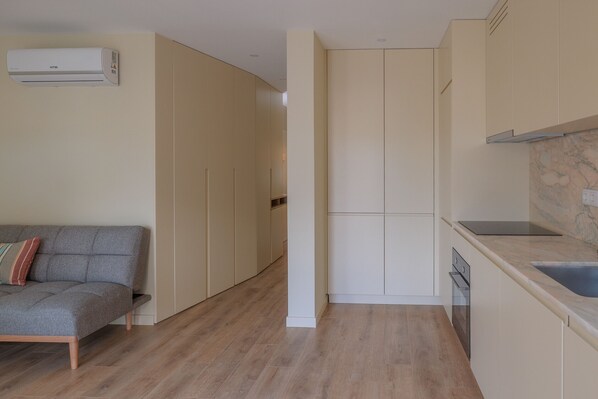 Fridge, oven, dishwasher, coffee/tea maker