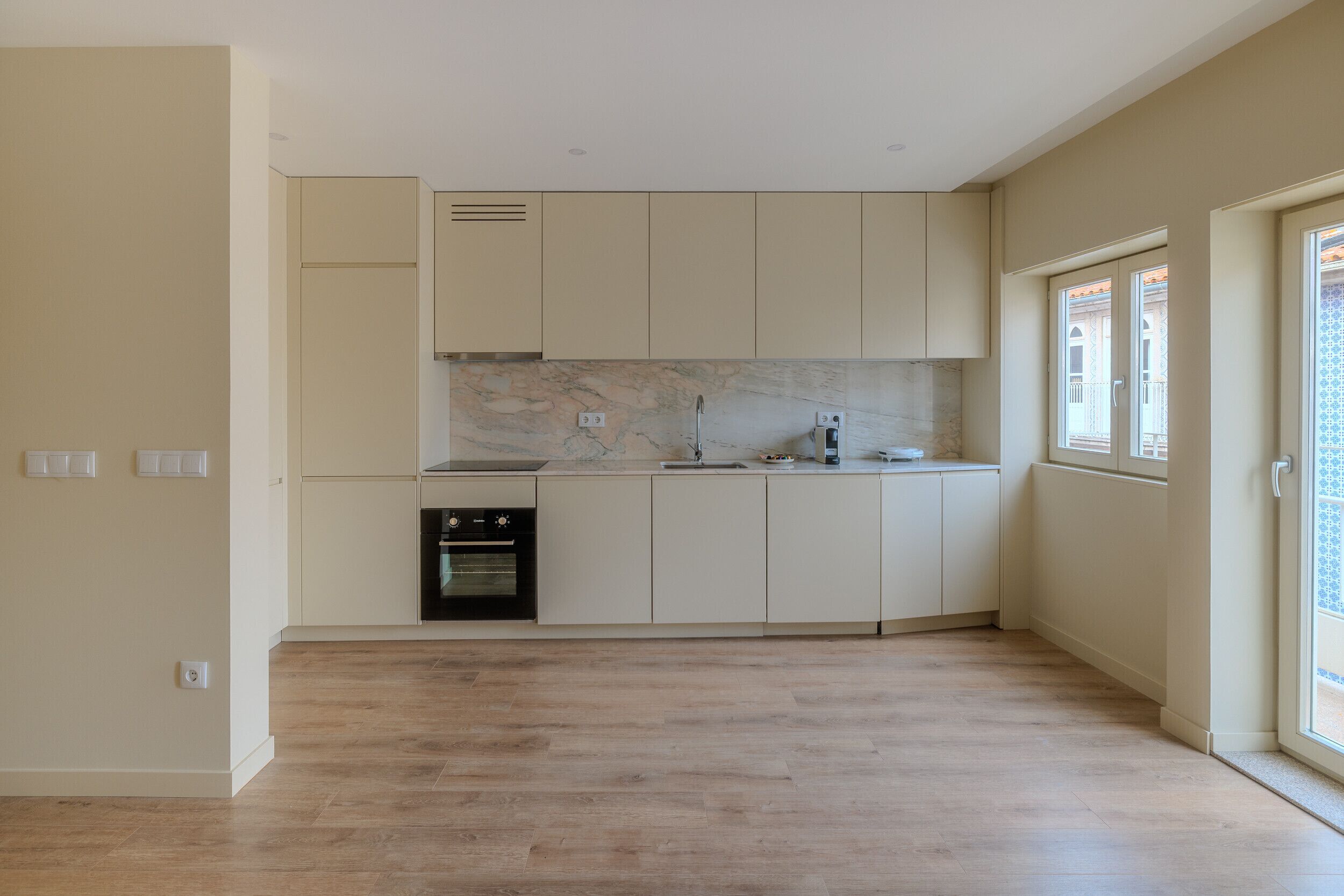 Fridge, oven, dishwasher, coffee/tea maker