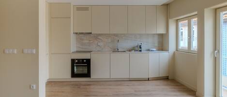 Fridge, oven, dishwasher, coffee/tea maker