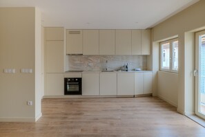 Fridge, oven, dishwasher, coffee/tea maker