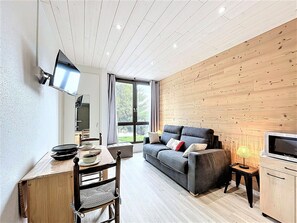 TV - Ski-in studio, center location, pool access (Le Corbier)