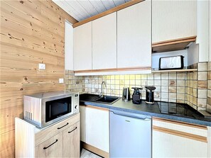 Réfrigérateur, four à micro-ondes, cafetière-théière, grille-pain