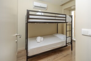 2 室のベッドルーム、アイロン / アイロン台、WiFi (無料)、ベッドシーツ