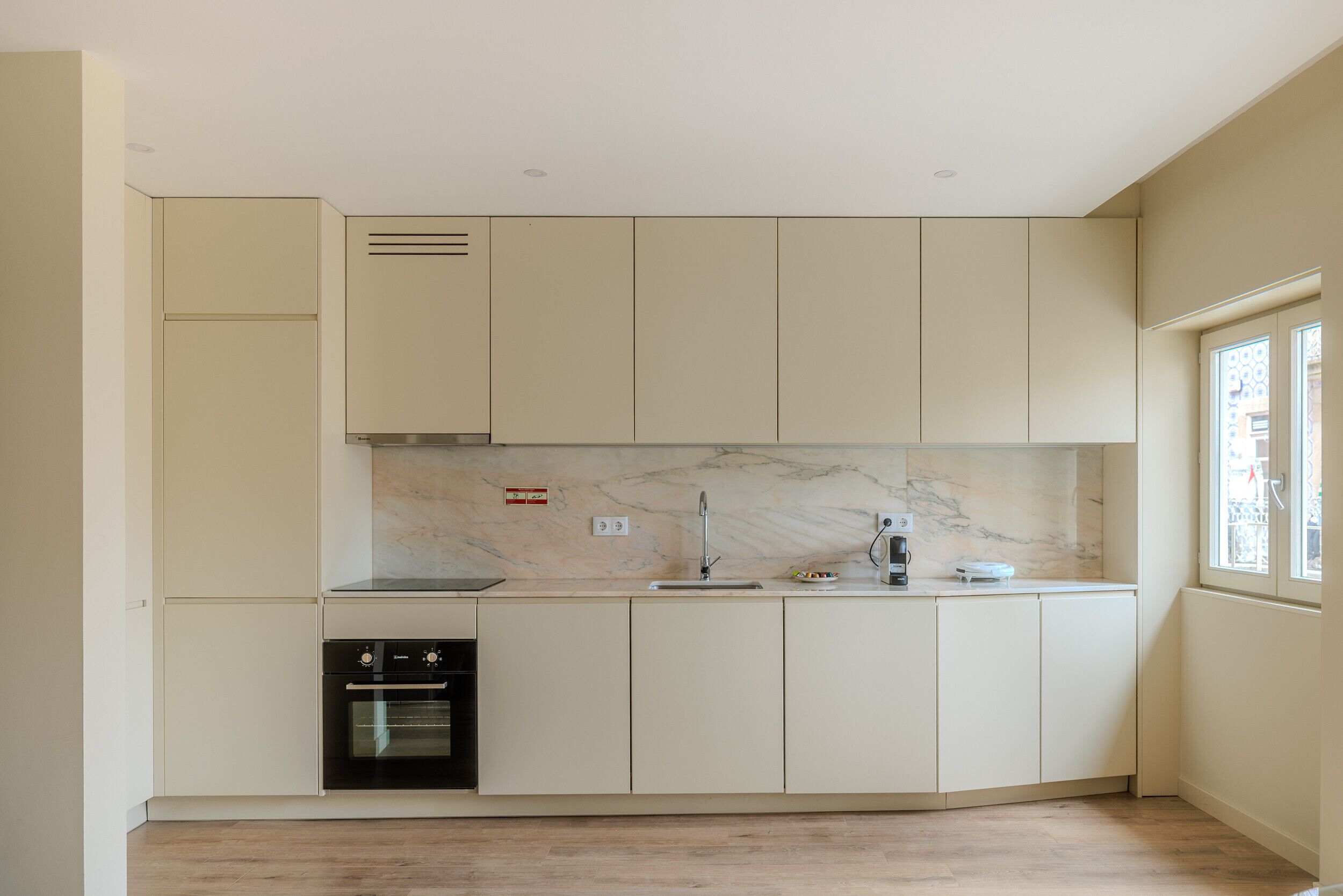 Fridge, oven, dishwasher, coffee/tea maker