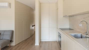 Fridge, oven, dishwasher, coffee/tea maker