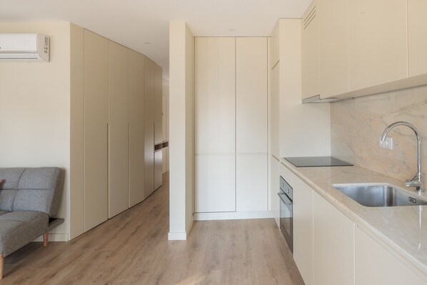 Fridge, oven, dishwasher, coffee/tea maker