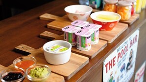 A bar counter with various food items and condiments. - Quinta do Socalco (Caminha)