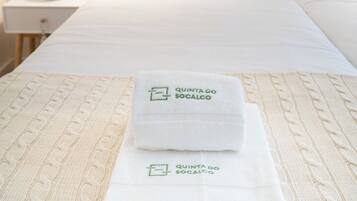 Tweepersoonskamer, patio, uitzicht op binnenplaats | Verduisterende gordijnen, gratis wifi