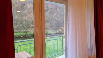 Double Room, Balcony, River View | Living area