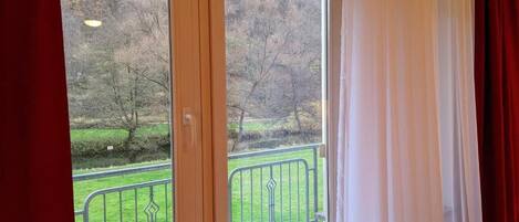 Double Room, Balcony, River View | Living area