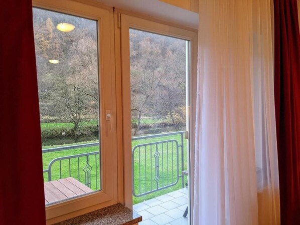 Double Room, Balcony, River View | Living area