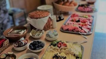 Daily cooked-to-order breakfast (EUR 12 per person)