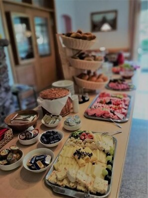 Tägliches nach Wunsch zubereitetes Frühstück (12 EUR pro Person)