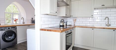 Cottage | Cuisine privée | Lave-vaisselle, batterie de cuisine, vaisselle et ustensiles