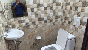 Een badkamer met een wastafel, toilet en douche.