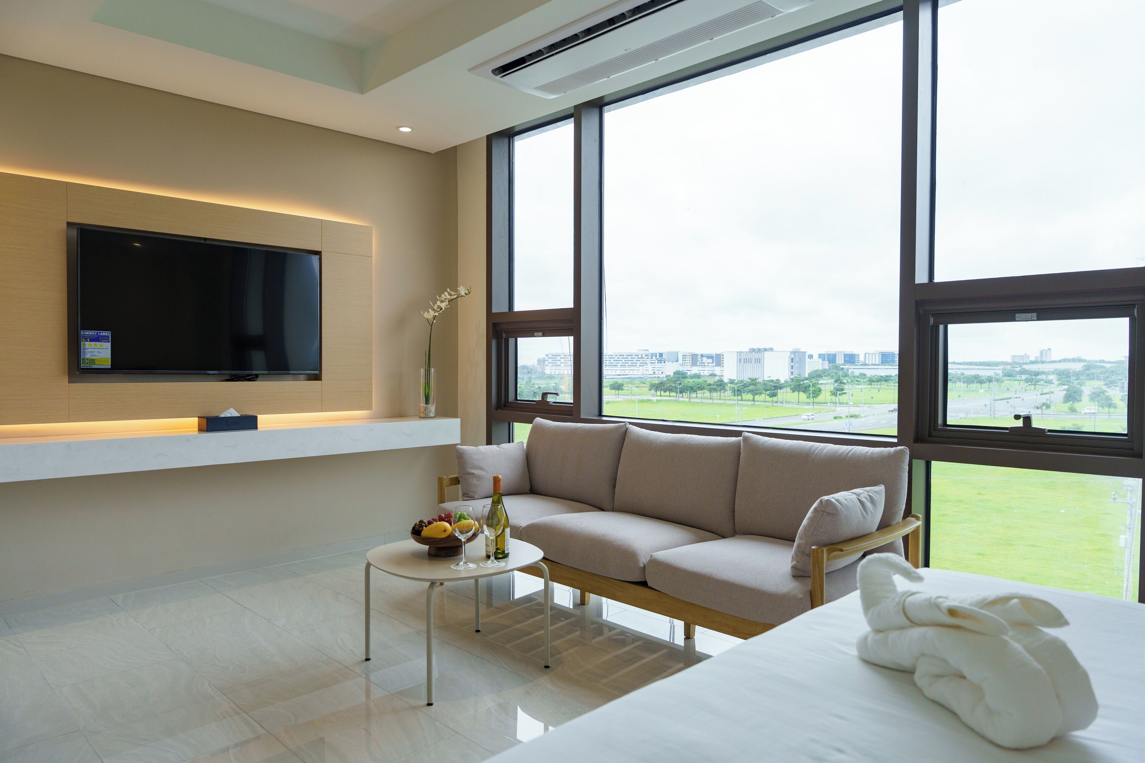 1 Bedroom Deluxe, Kitchen | Zimmersafe, laptopgeeigneter Arbeitsplatz, Verdunkelungsvorhänge