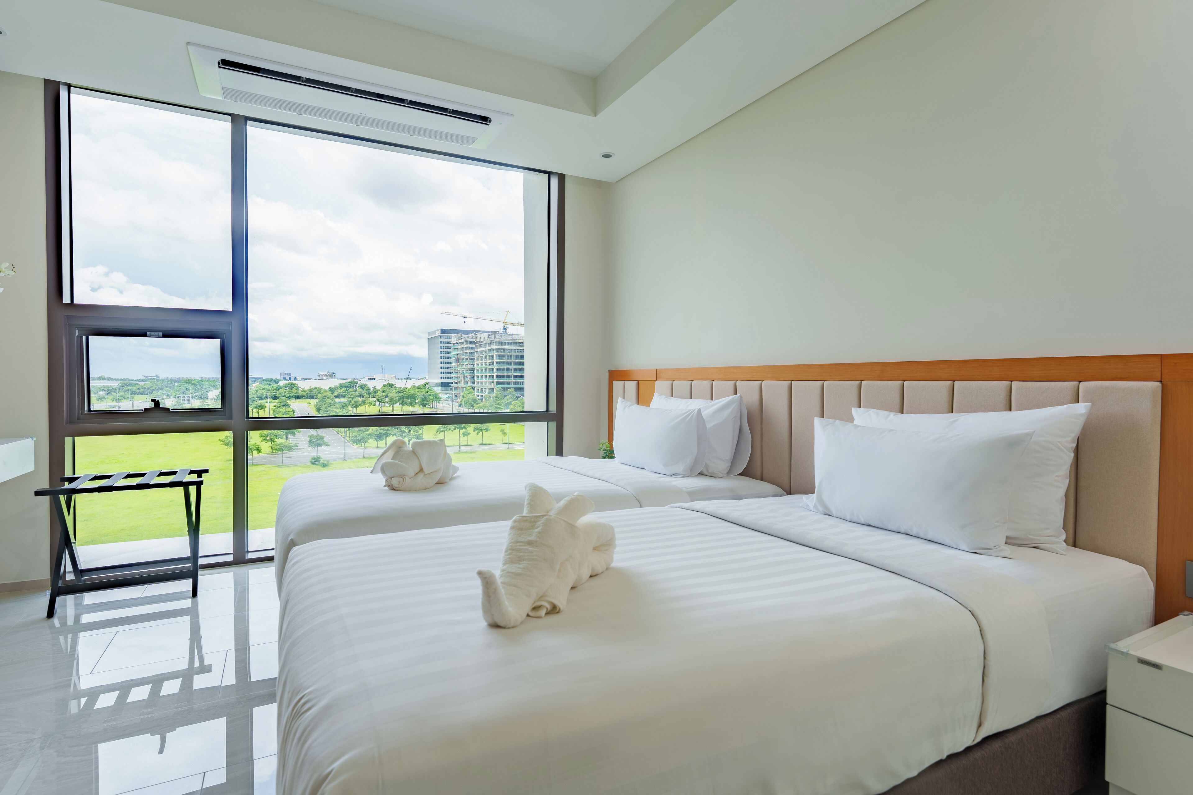 Estudi | Caixa forta a l'habitació i espai de treball apte per a portàtils 