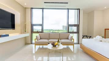 1 Bedroom Deluxe, Kitchen | 客房內保險箱、筆電工作空間、遮光布/窗簾、熨斗/熨衣板