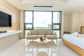 1 Bedroom Deluxe, Kitchen | In-room safe, laptop workspace, blackout drapes, iron/ironing board