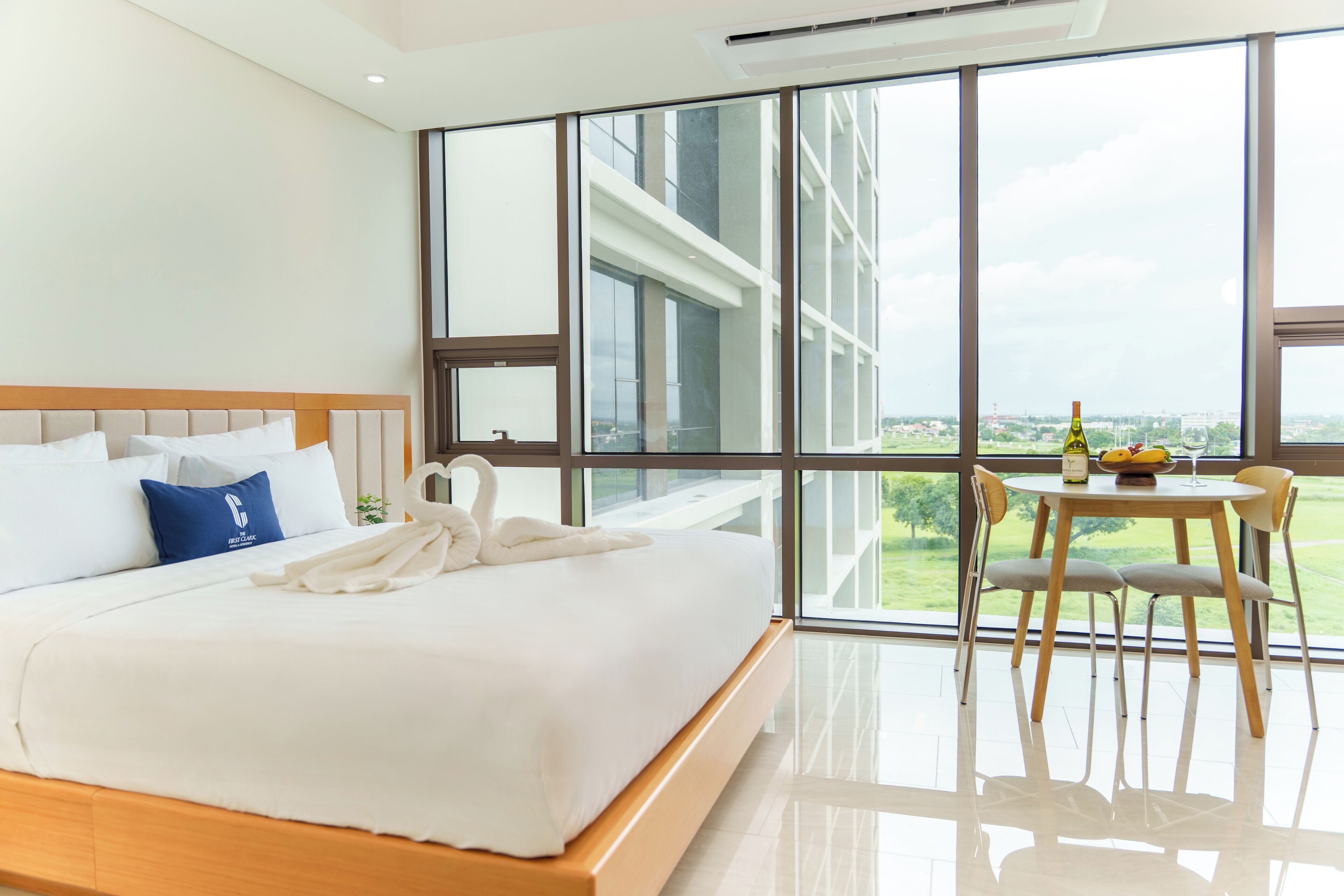 Estudi superior | Caixa forta a l'habitació i espai de treball apte per a portàtils 