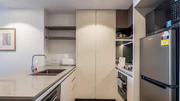 Een magnetron, een oven, een kookplaat, een vaatwasser