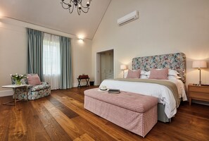 Deluxe Suite, Vineyard View | Peti besi dalam bilik, seterika/papan seterika, Wi-fi percuma 