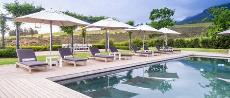 2 piscines extérieures, parasols de plage, chaises longues
