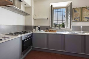 Fridge, oven, stovetop, dishwasher