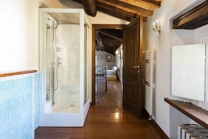 Dusche, Haartrockner, Bidet, Handtücher