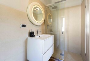 Shower, hair dryer, bidet, towels