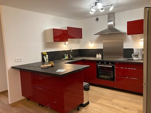 Køleskab, mikrobølgeovn, ovn, kogeplade