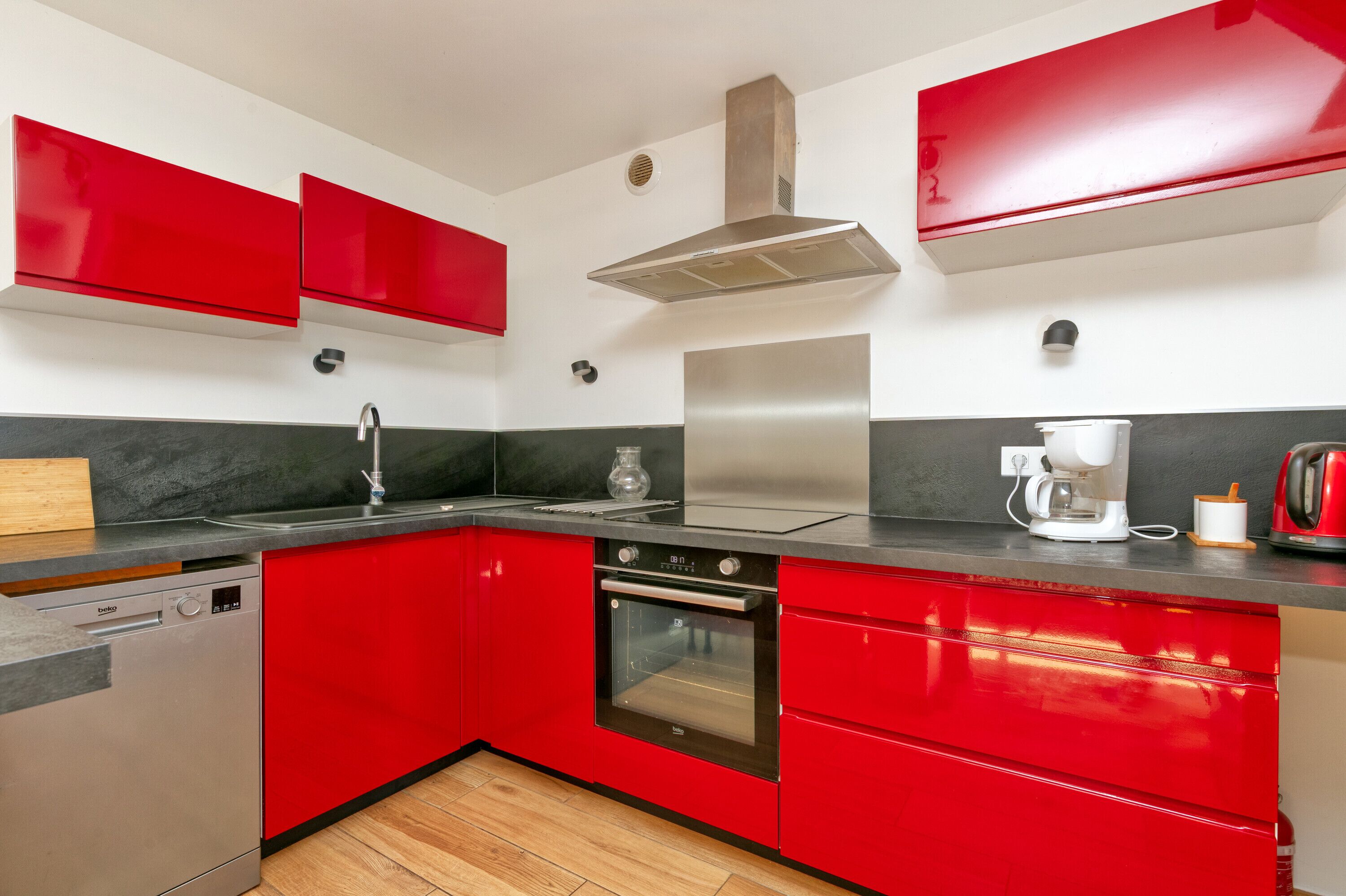 Kylskåp, mikrovågsugn, ugn och spishäll