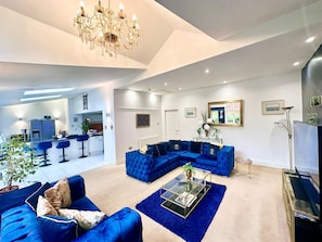 House, 4 Bedrooms | Living area