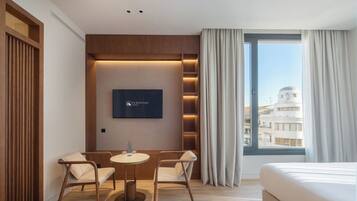 Superior suite, 2 slaapkamers (1 king bed per room) | Een minibar, een kluis op de kamer, een bureau, een laptopwerkplek