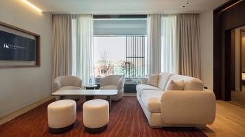Suite presidencial, 2 habitaciones (1 king bed per room) | Minibar, caja fuerte, escritorio y espacio para trabajar con un portátil