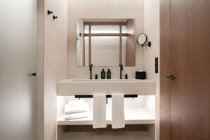 Deluxe Double Room, 1 King Bed | Bathroom | Hair dryer, slippers, towels, soap - Eurostars Valladolid (Valladolid)