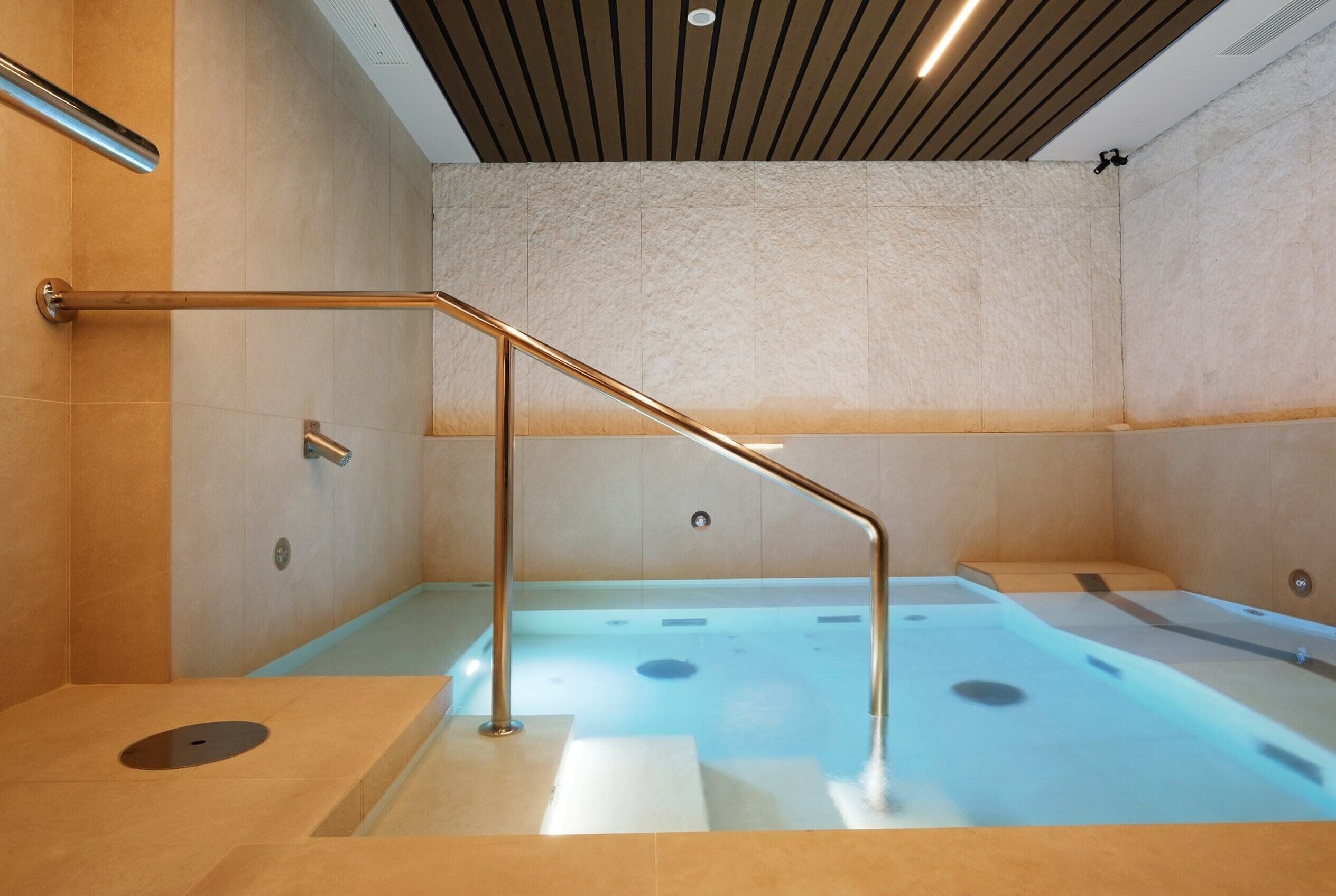 Sauna, steam room, massages