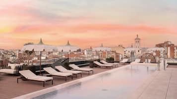 Una piscina al aire libre de temporada