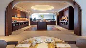 Bữa sáng buffet hàng ngày (25 EUR/mỗi người)