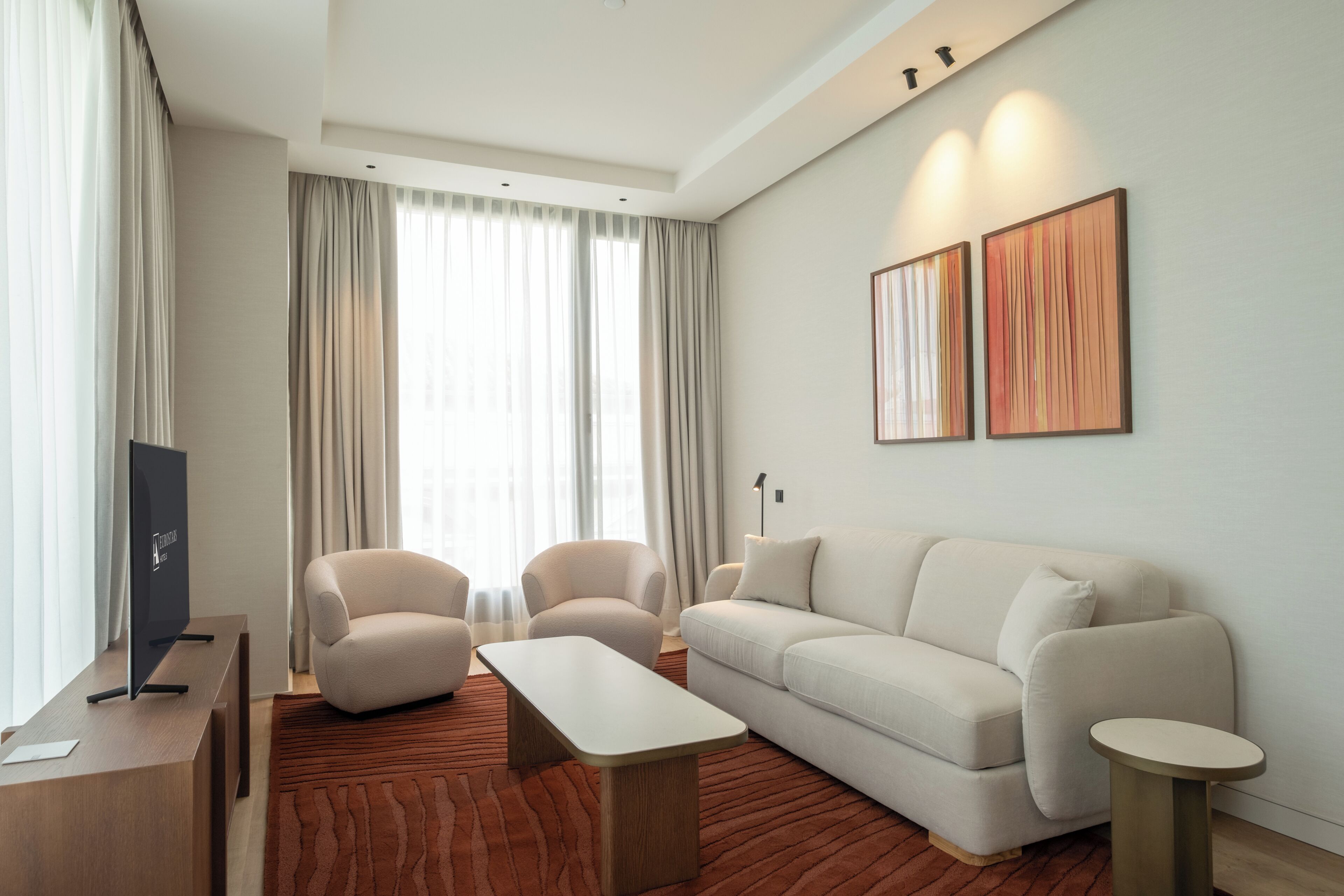 Premium suite | Een minibar, een kluis op de kamer, een bureau, een laptopwerkplek