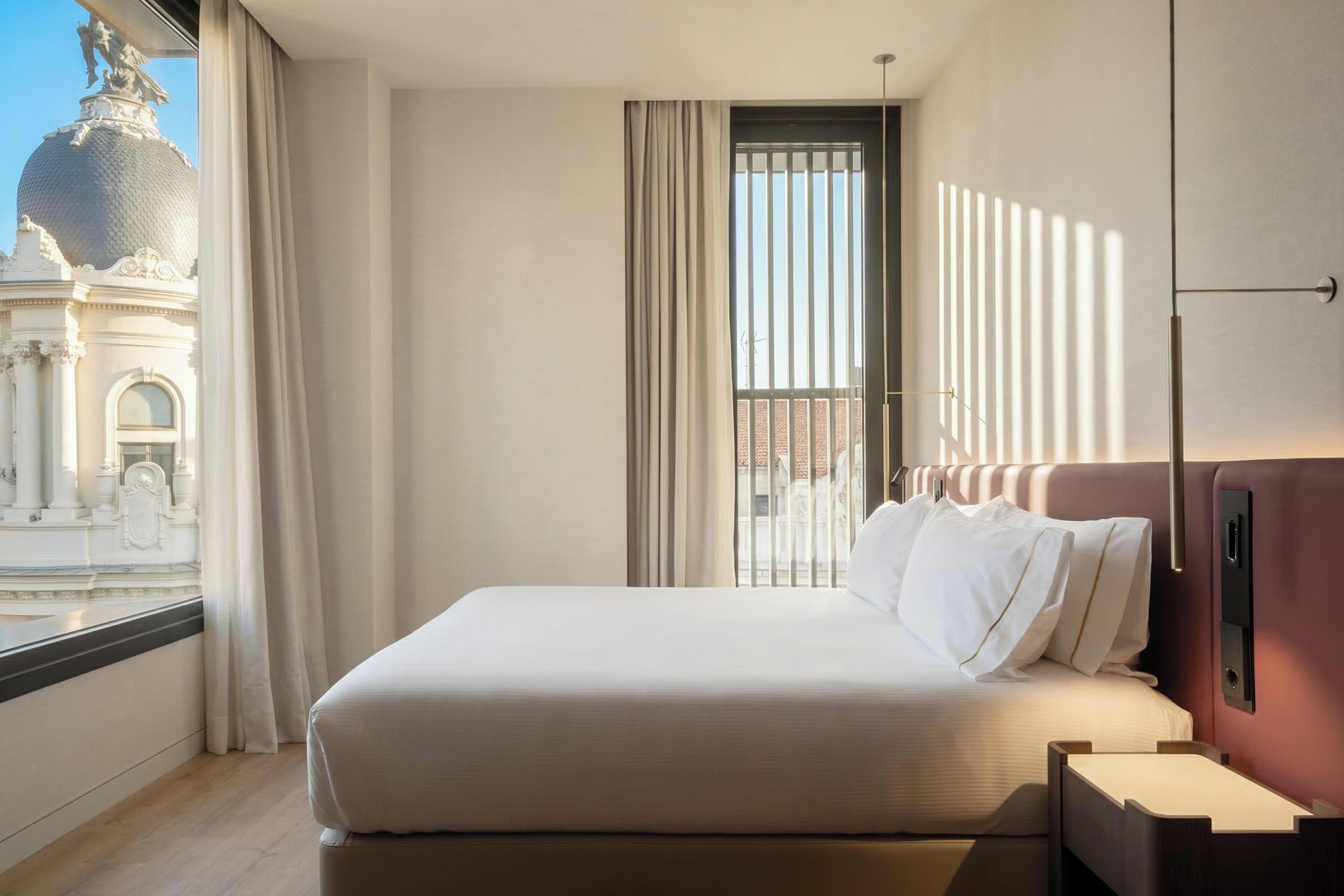 Superior-sviitti, 2 makuuhuonetta (1 king bed per room) | Minibaari, tallelokero huoneessa, työpöytä