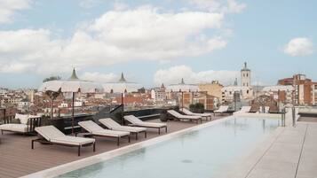 Una piscina al aire libre de temporada