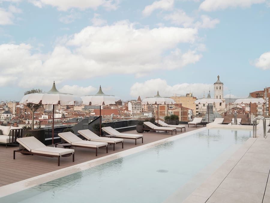 季节性开放的室外游泳池